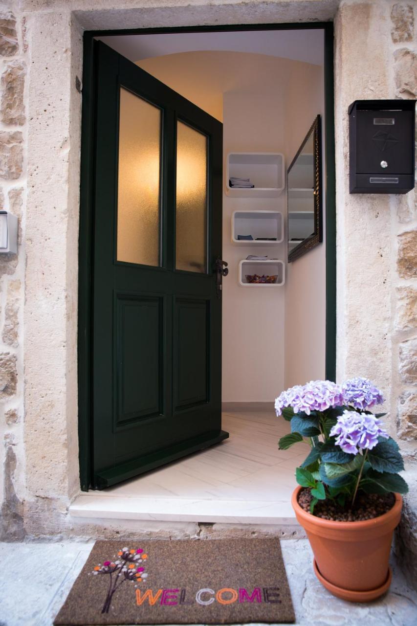 Flores With Balcony Pensión Dubrovnik